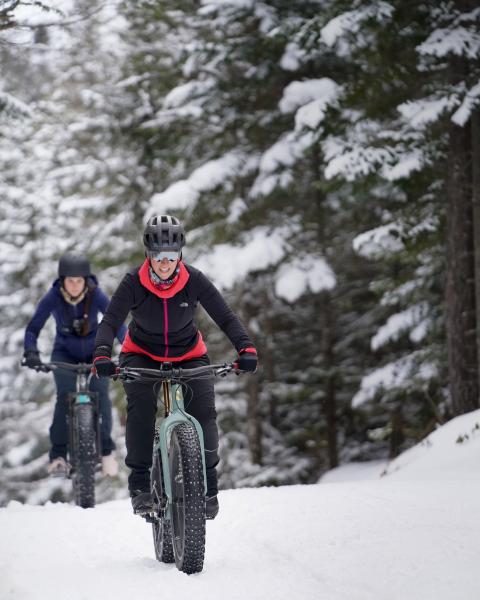 2 fat bikers on a snowy trail. Photo credit to Andre Boulard